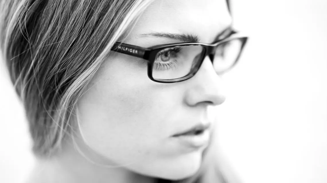 symptoms of dry socket - profile of a woman