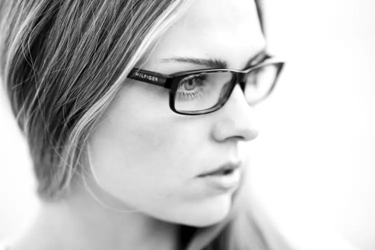 symptoms of dry socket - profile of a woman
