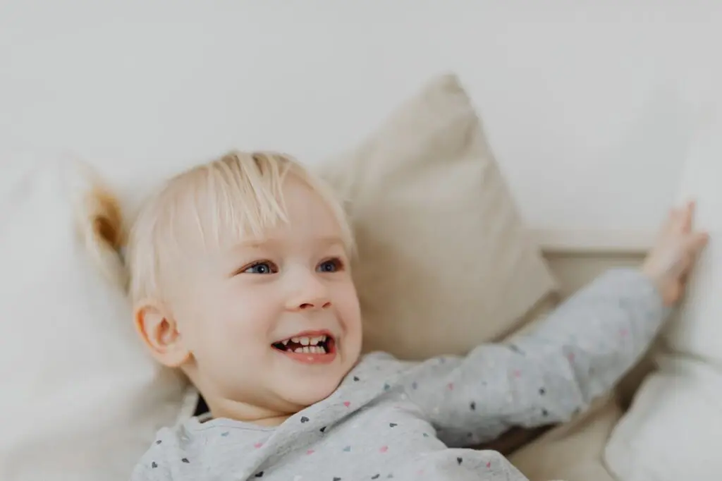 toddler smiling showing baby teeth