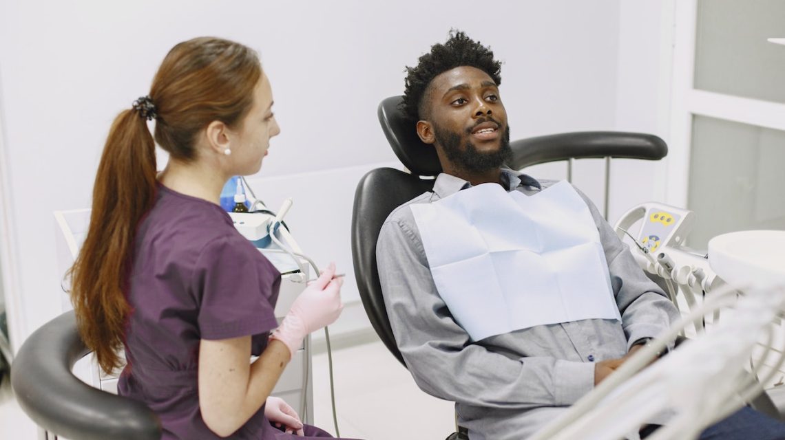 can gum disease feel like toothache - man in dentist chair