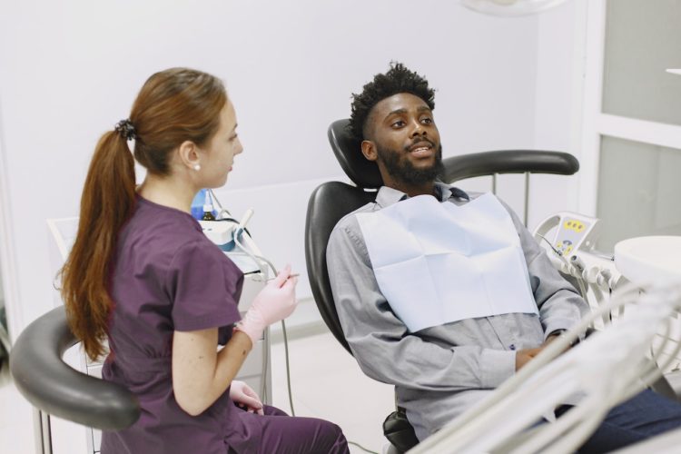 can gum disease feel like toothache - man in dentist chair